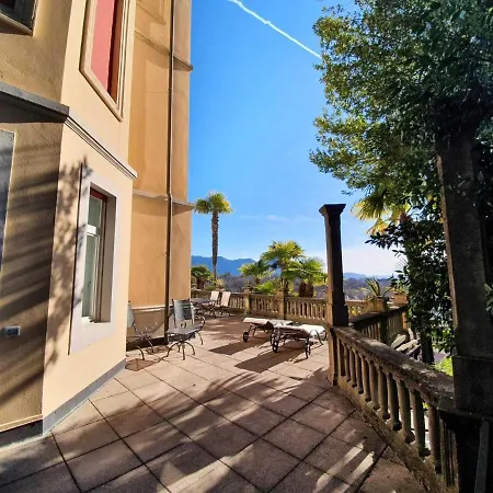 Apartment In Setting *